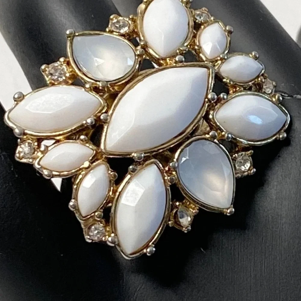 Avon Floral Clusters Cocktail Ring size 8 NIB
